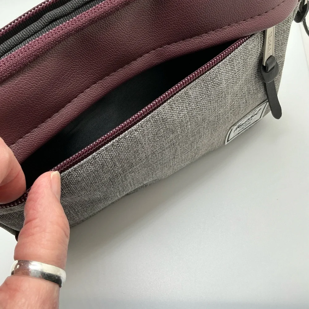 Herschel (Virgin Atlantic) Toiletry or Electronics Pouch Gray/Maroon Padded BX21 - Picture 5 of 5